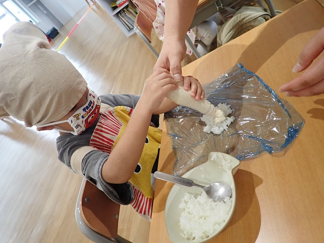 コーヒーフィルターのおにぎり＆いなり寿司〜素材を活かした製作遊び〜保育と遊びのプラットフォーム ほいくる