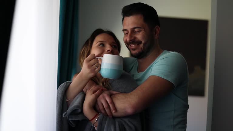 ロマンチックなカップルのキスをし、日没時にビーチでハグします。柔らかな日当たりの良い色。バック グラウンドを参照してくださいストック動画 ©komamur@gmail.com265762114