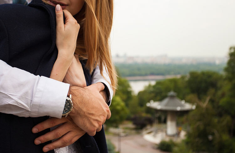 イラストつき 彼氏をドキドキさせる！ ハグの種類・仕方「マイナビウーマン」