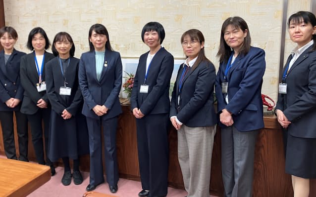 ウクライナ、女性兵士4000人が前線に 北欧は徴兵議論 - 日本経済新聞