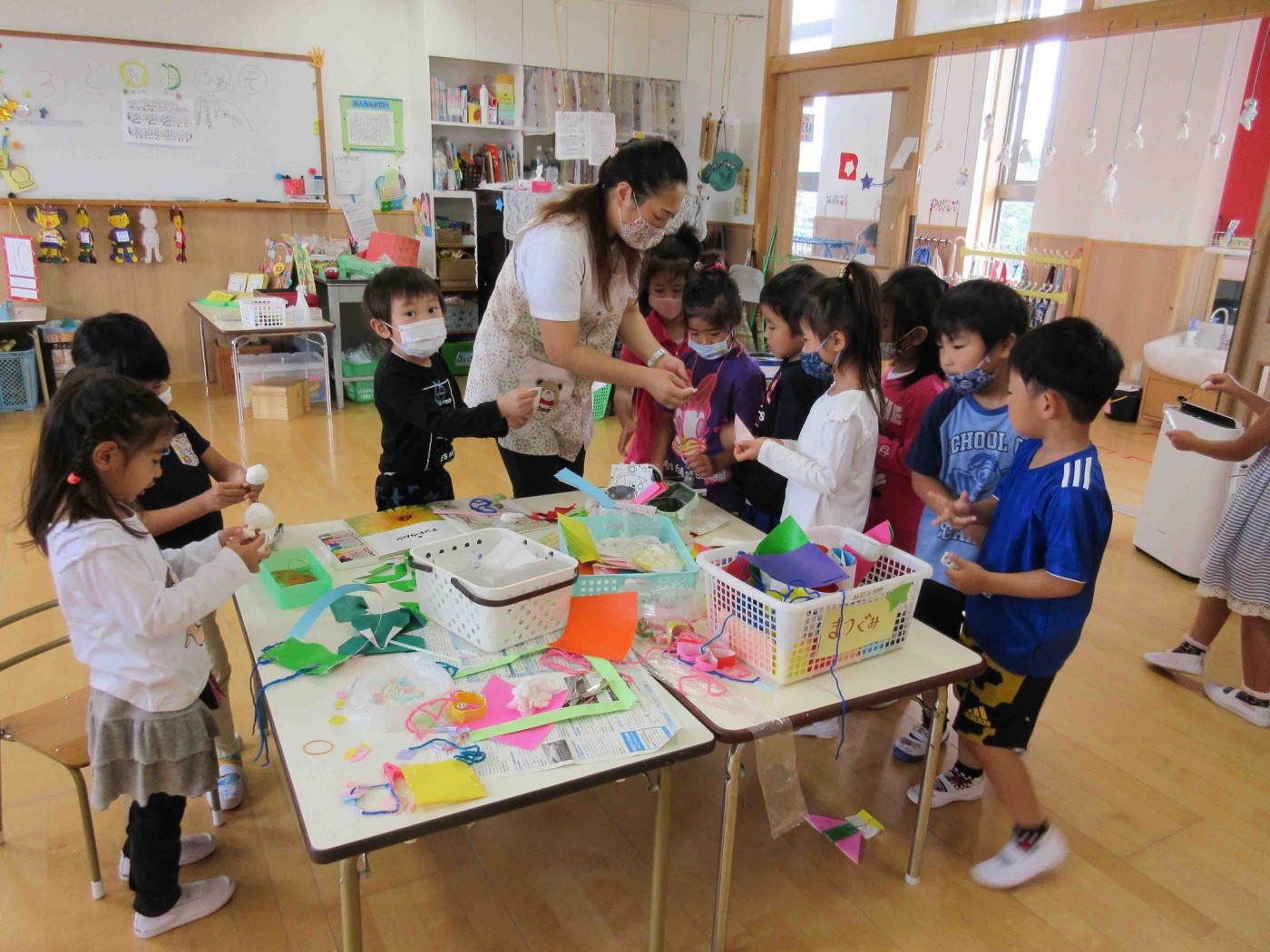 保育園の雨の日の過ごし方☔️, 室内遊びの様子を紹介します！, 🌟0歳児クラスはボールプール, 🌟1歳児クラスは新聞紙ビリビリ,🌟4.5歳児クラスはブロック、塗り絵、おままごとなどそれぞれ好きな遊びを楽しみます☺️,KAPLA カプラ やLaQ ラキュー など人気のおもちゃもたくさんあります！,KAPLAを遊んでいる様子は以前投稿したので、そちらも是非見てみてください✨,