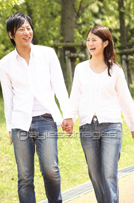 手 繋ぐ カップルの写真素材写真素材なら「写真AC」無料 フリー ダウンロードOK