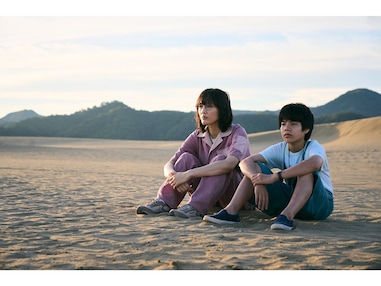 ベンチで寄り添うカップルの写真素材FYI00081224ストックフォトの Qlean Market キュリンマーケット