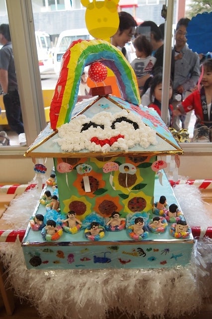 おさかな達』 工作 ＊ 「竜宮城のおみこし」の一部です。 鈴をつけてリンリン✨🎵 ＊ 季刊保育雑誌「パプリカ」2020夏号で作り方をご紹介してます。3年前の夏号です。＊ @kazuyo_uehara ＊幼稚園保育園幼稚園教諭保育士児童館保育所小学校教諭幼児教室