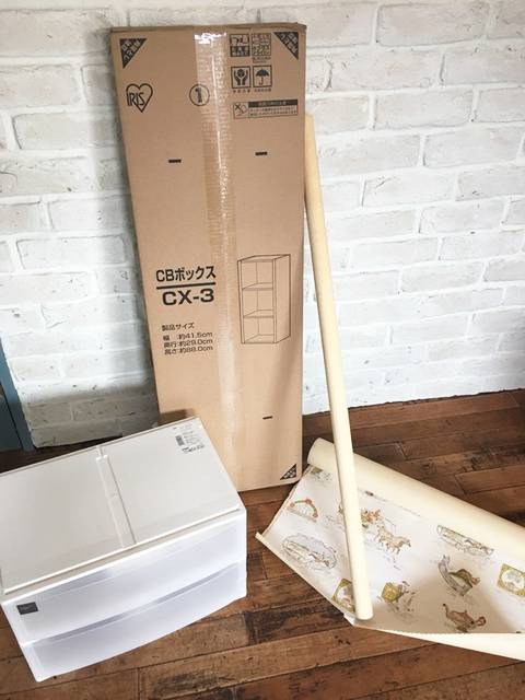 ニトリのカラボリメイクで キッズハンガーラックDIY 娘の部屋で、一年生の頃から今でも 長く活用しているカラボリメイクです。新学期ということで、改めてご紹介です☺️ カラーボックスと、SPF材と 丸い棒状の木材で作れる簡単DIYです。 私は2段で作りましたが 3段で