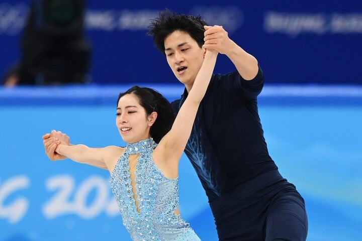 オリンピック:「りくりゅう」がリフト披露、パリで北京の繰り上がり「銀」メダル授与式 坂本花織「あの時の喜びを新鮮に感じ取れた」 : 読売新聞