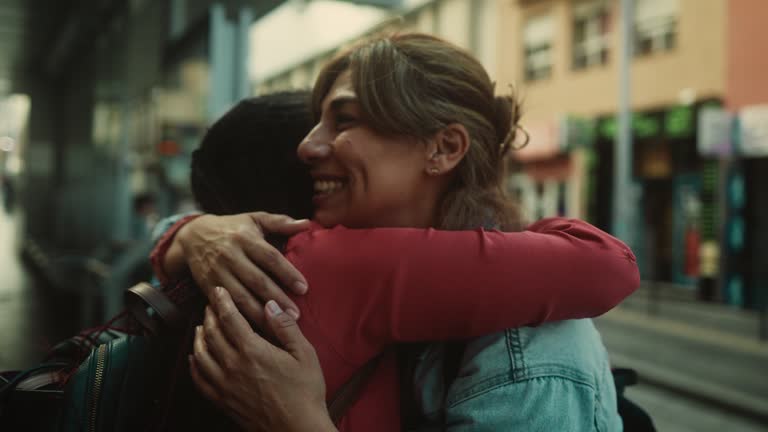 永遠の友達。ハグの人々 のフレンドリーなグループ ストックベクター ©Softulka 224688868