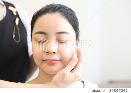 頬を触るポーズ - CLIP STUDIO ASSETS