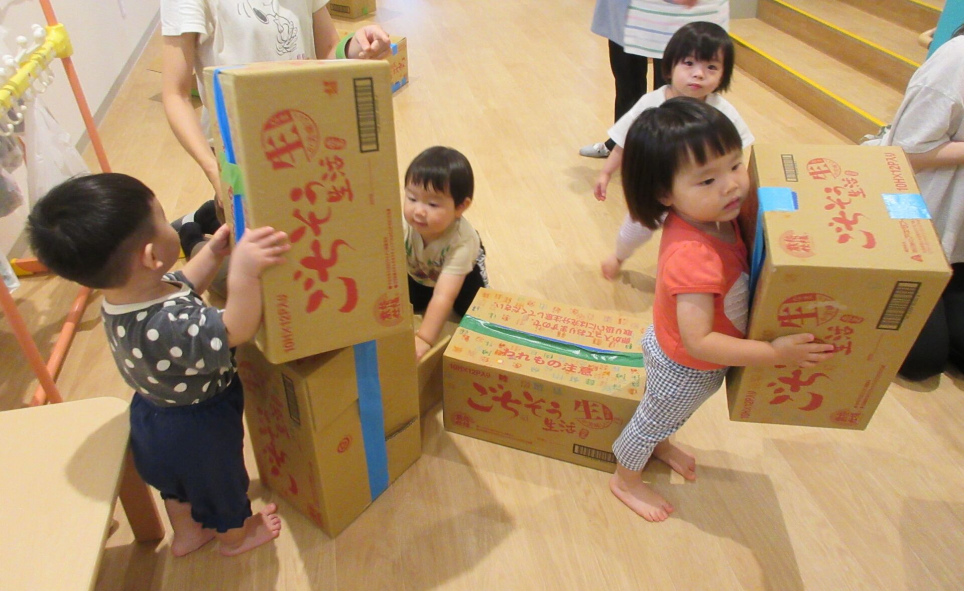 １歳児＆ひよこ組 段ボール遊び鶴山台明徳幼稚園