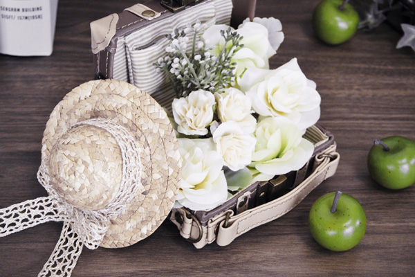 Amazon.co.jp: ヘッドドレス ウェディングハット トーク帽子 ミニハット 白 チュール付き レディース パール リボン クリップ付き 欧風ドレスハット 花嫁 ベール 髪饰り ヘアアクセサリー パーティー 结婚式 ヴィンテージ : ファッション