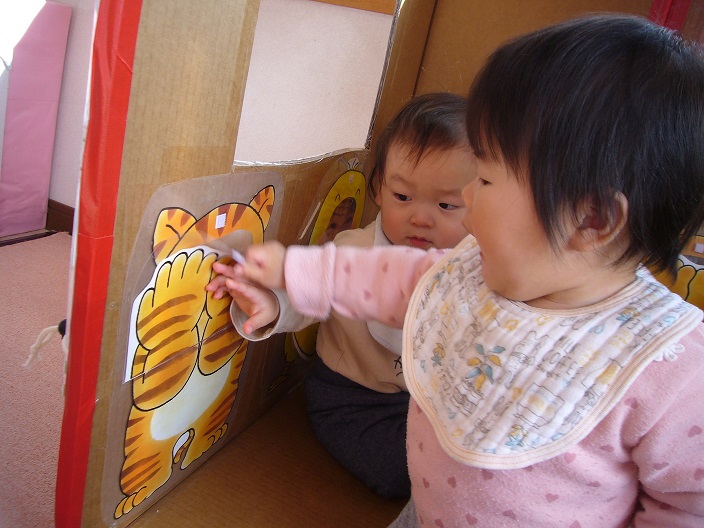 段ボールハウスで遊んだよ。🍓いちご組０歳児 – やまて認定こども園