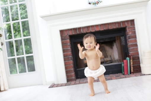 つかまり立ち・伝い歩きをするようになったわが子。独り歩きをするのはいつ？ママリ