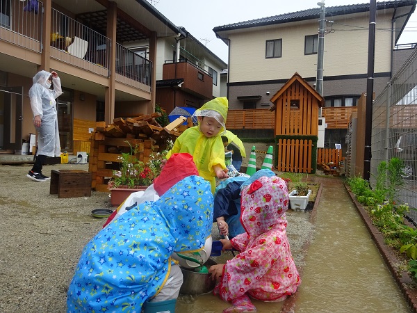 雨の日の乳児クラスの様子☔ – 七宝こども園 公式サイト社会福祉法人 七宝福祉会