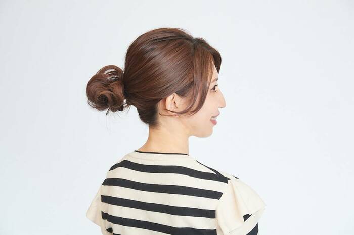 簡単お団子ヘアのおすすめ19選高め・低めのアレンジやゴム1本でできる超簡単スタイルもOggi.jp
