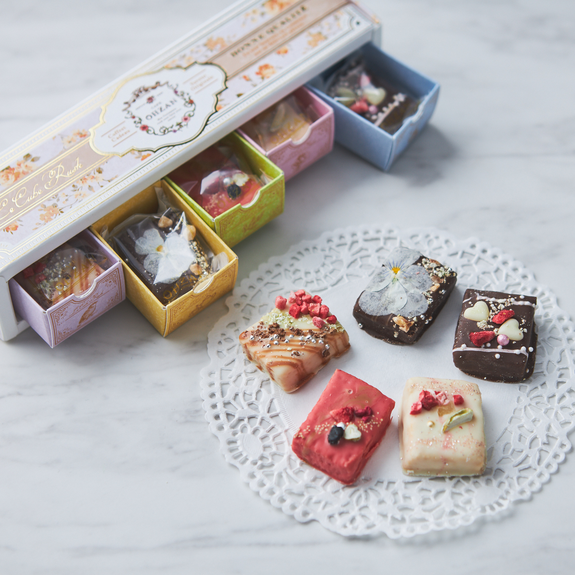 100均DIY 折り紙で作れる母の日プレゼント♪仕掛けつきの手作りアルバム・カーネーションの作り方こうじょうちょー