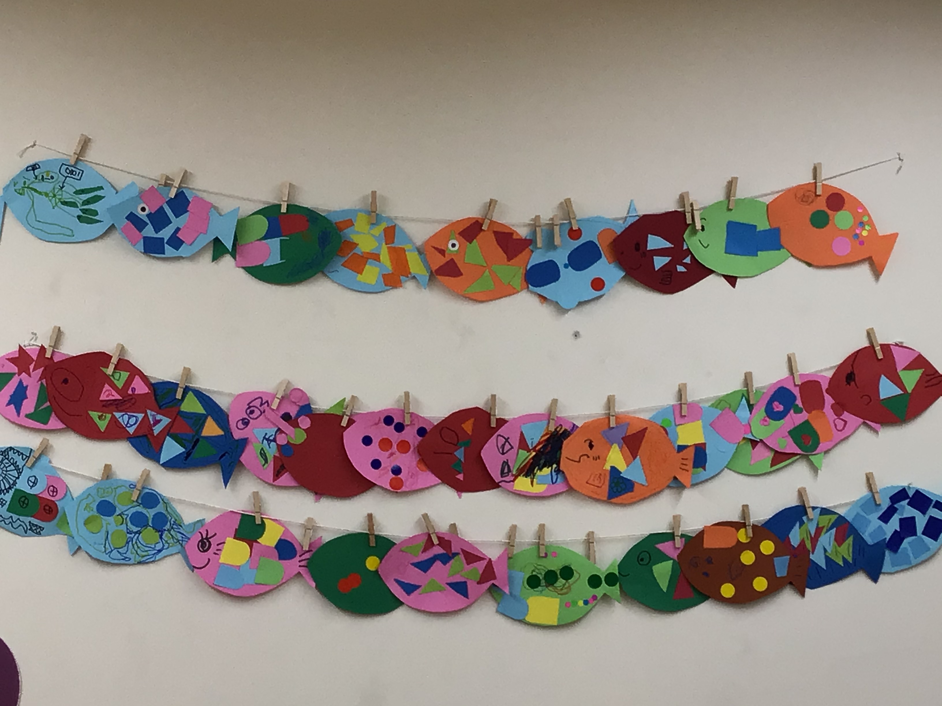 製作アイデアーカラフルうろこのお魚保育士ワーカ