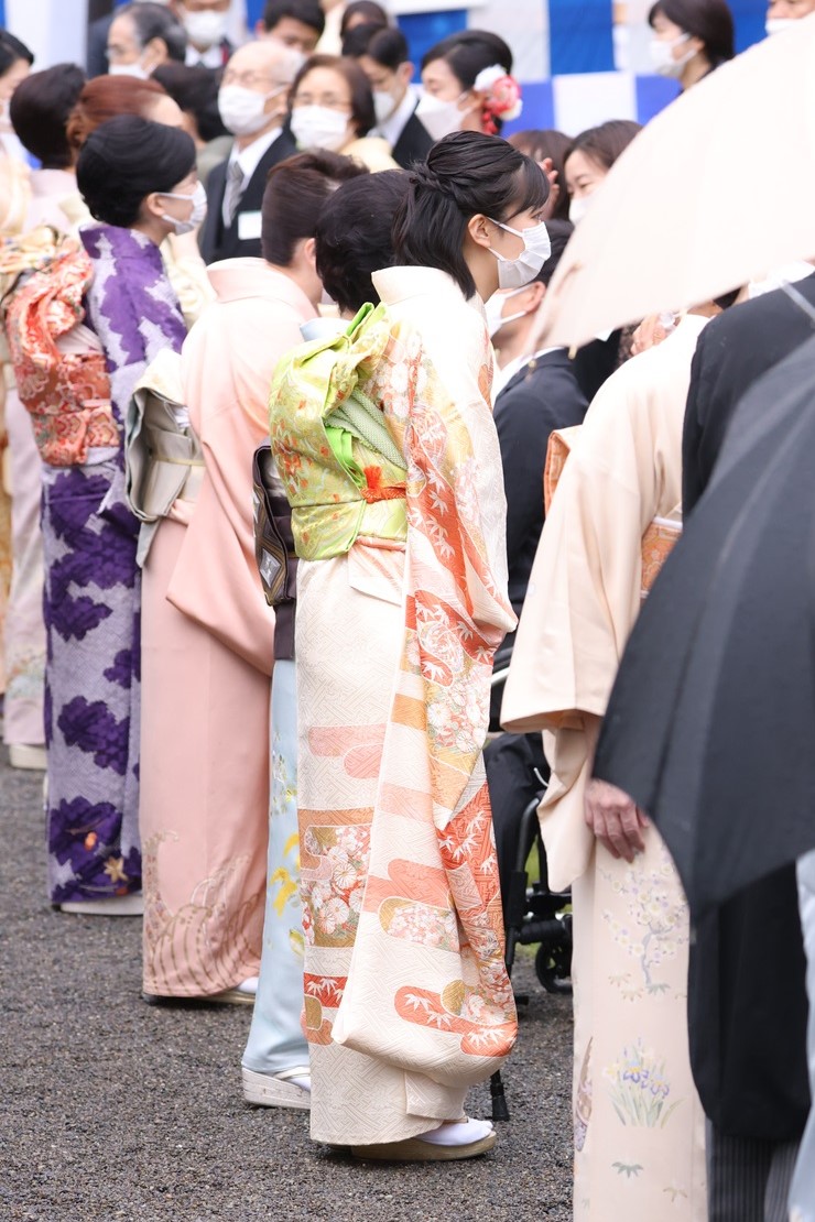 園遊会で藤原紀香さんは有名作家の洋モダン着物 贅沢な福原愛さんの総絞り 「妖怪」の帯を選んだ歌手は？ 招待客の装いにも注目AERADIGITAL アエラデジタル