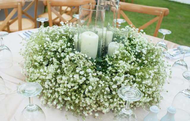 ホワイトとベージュを基調としたコーディネートは、ナチュラル な雰囲気のおふたりにぴったり。暖色系の装花でまとめることで、会場全体に統一感を持たせた、温もりあるコーディネートです。tg花嫁weddingウェディング結婚式プレ花嫁卒花卒花嫁レポ