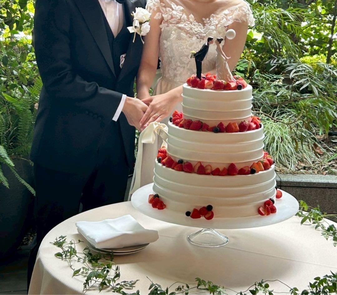 Amazon.co.jp: 新郎新婦のウェディングケーキトッパー – ウェディングケーキデコレーション用のかわいい樹脂カップルの置物、結婚のお祝いに。: ホーム＆キッチン