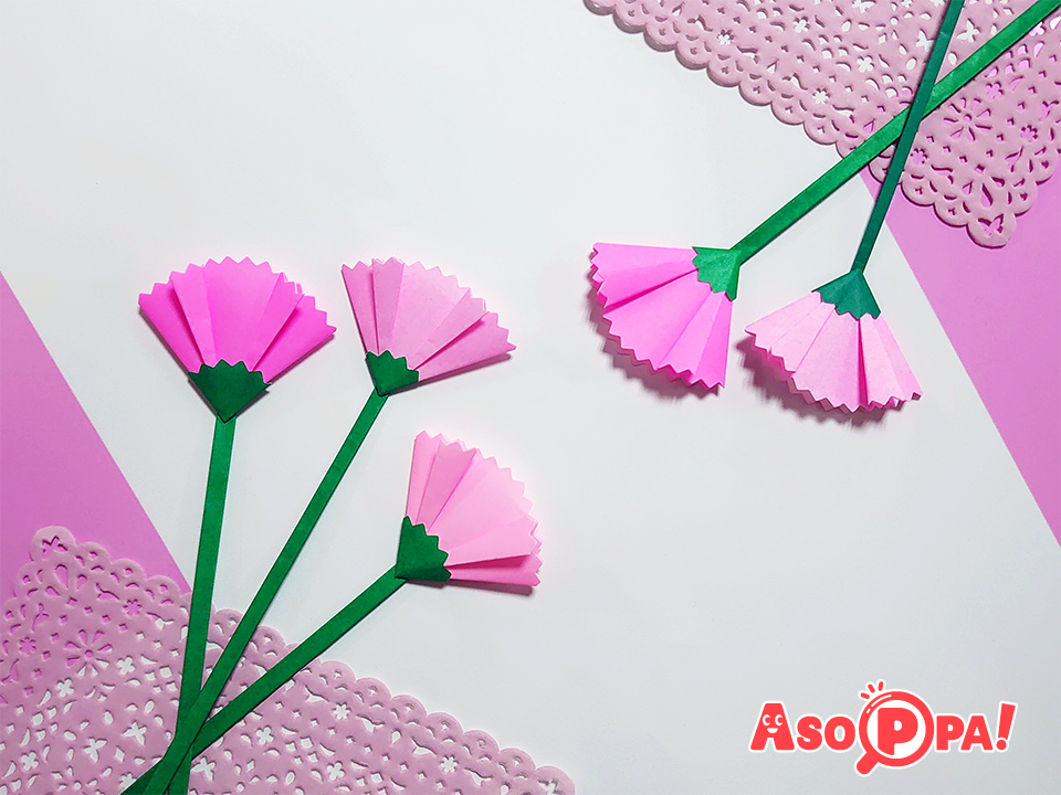 カーネーションの折り紙でハサミで切る花の作り方 。簡単に子供でもできる折り方。立体で幼児の5月の母の日の保育にも最適です。ママと子供のＨａｐｐｙＬｉｆｅ