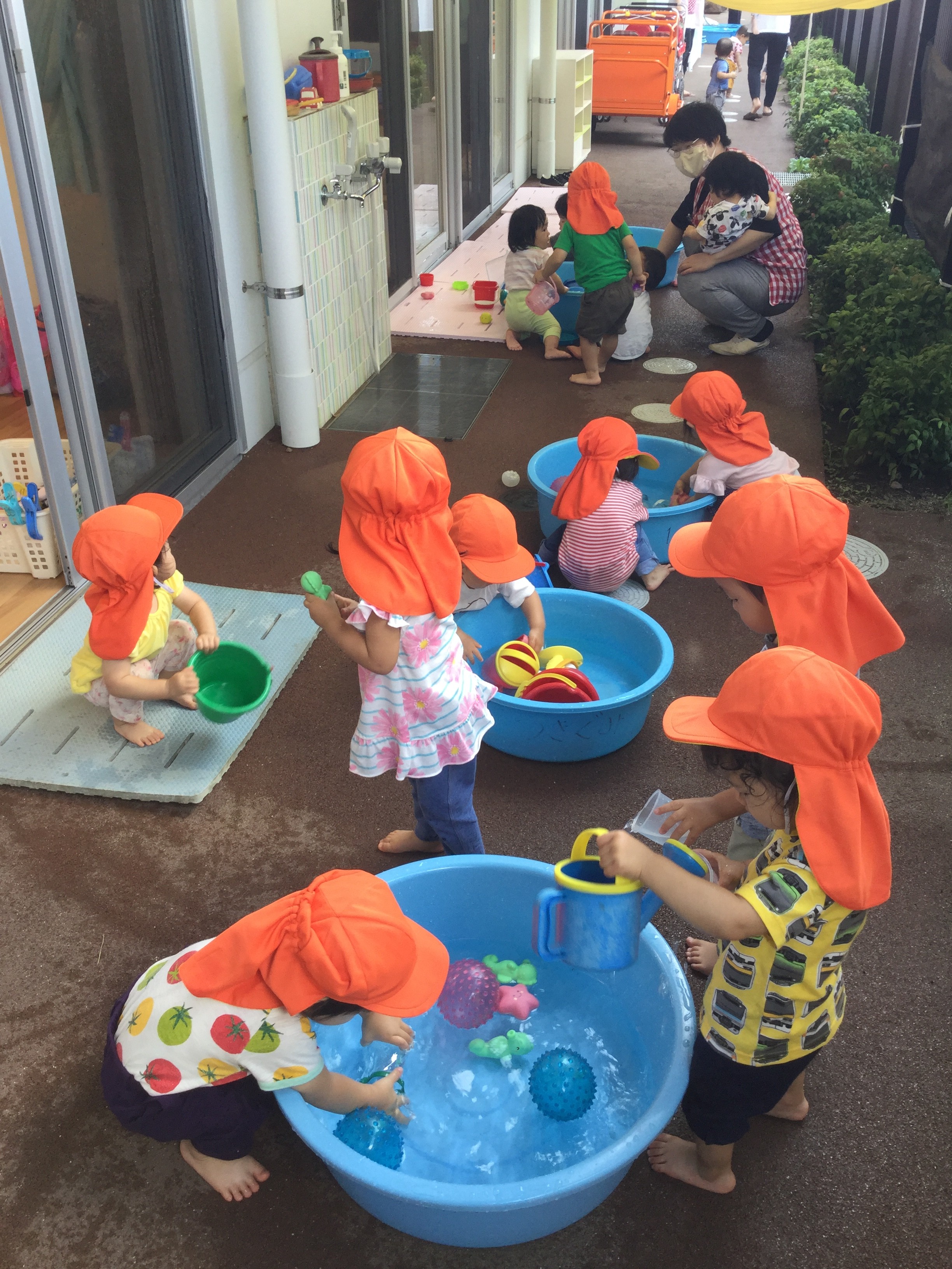 涼しく過ごせる遊びをピックアップ！ 手作りのおもちゃで水遊びトモニテ