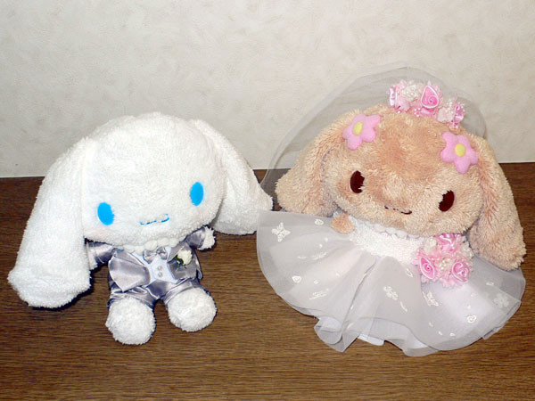 30センチ以上の大きさがあるひこにゃんぬいぐるみを和装ウェディングドールにしました🍀 .袴姿と白無垢を着せて、頭には大きなお花のモチーフをつけて完成🌸 ・ 胸元には懐剣 かいけん も付いてますおまかせ和装スタイルなので、色打掛も着せられますよ💕 ・ひこ