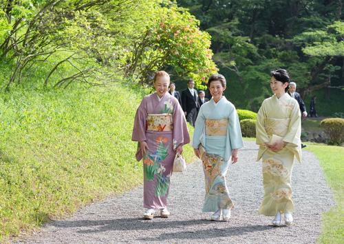 雅子さまと愛子さま、紀子さまと佳子さま 母娘それぞれの〝園遊会お着物デビュー〟 カット集 – STORYストーリィオフィシャルサイト