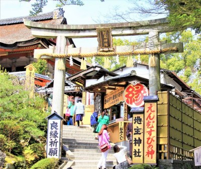 施設写真「恋占いの石」』地主神社の写真子供とお出かけ情報「いこーよ」