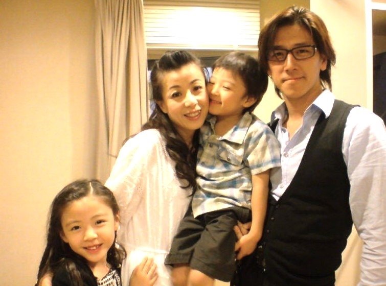 和泉元彌、妻・羽野晶紀や美男美女の子どもたちと家族ショット！「セッチー」こと母・節子さんも元気な姿 - スポーツ報知