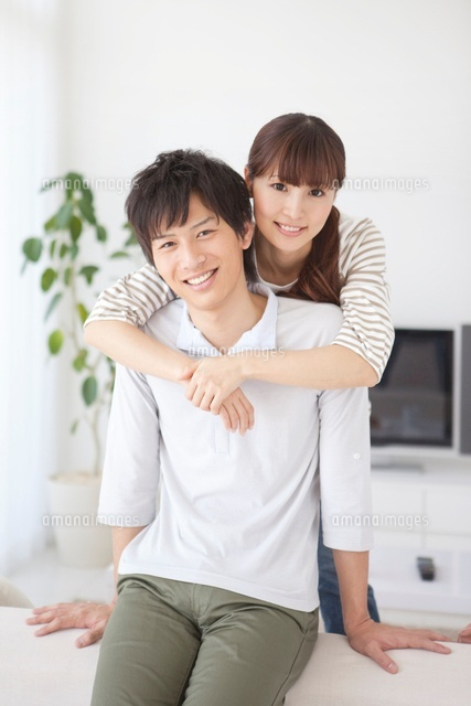 後ろから抱きしめる