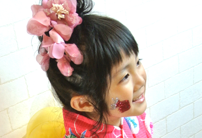 浴衣姿の子供向けヘアアレンジガイド。自宅でできるアレンジ方法のイラスト付きホットペッパービューティーマガジン