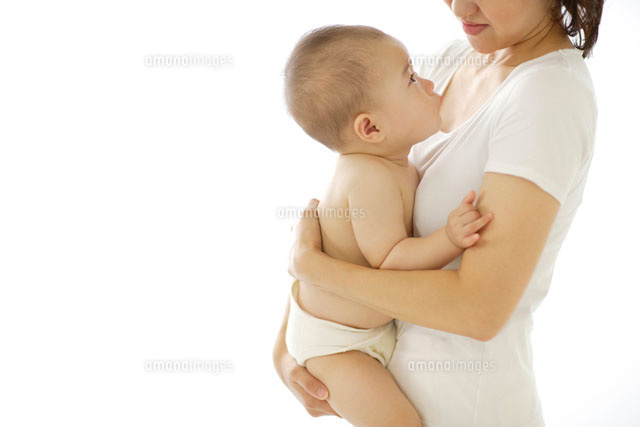 赤ちゃんを抱っこするお父さんの写真素材214981572 毎月1点無料 フリー のストックフォト イメージマート