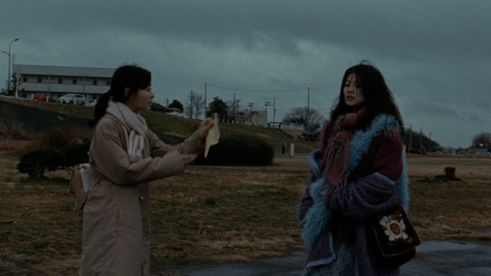 公園のベンチに座る恋人夫婦写真素材606773960Shutterstock