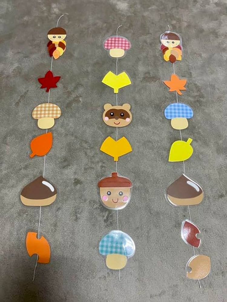 秋の吊るし飾り🍎🍐🍇 今回は立体な製作を考えました✨9月製作 10月製作 8月製作 8月壁面 9月壁面 10月壁面 秋製作 秋壁面 吊るし飾り保育室 保育士 壁面製作 壁面飾り 保育園製作 保育製作