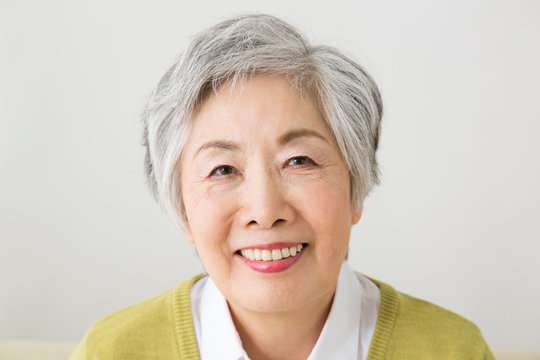 孫をおんぶして笑顔なおばあちゃん 10132105529 の写真・イラスト素材アマナイメージズ