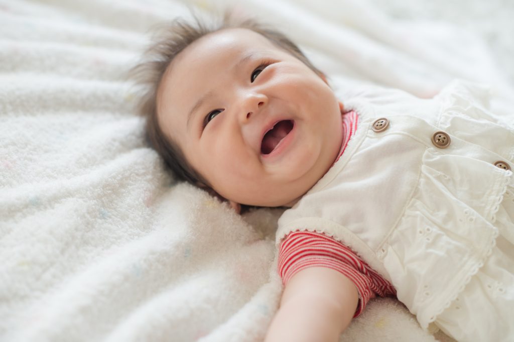 新生児微笑とは？社会的微笑の時期や笑顔と自閉症の関係ベビリナ