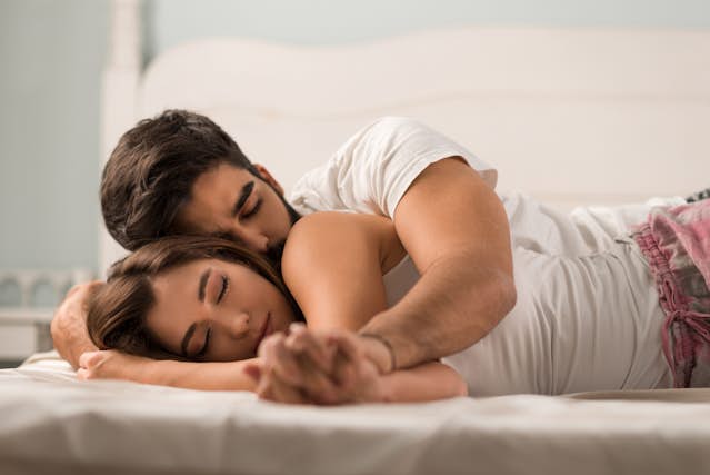 ベッドで寝ている彼女に 男性が好きな女性にする愛情表現4つInfoseekニュース