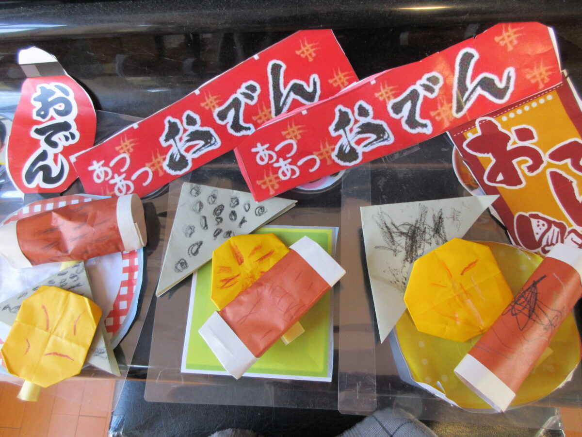 🍢✂️🍢✂️🍢✂️🍢✂️ 幼児クラスではさむ〜い冬に食べたくなる “おでん”をみんなで作りました❗️メニューはちくわ、ゴボ天、三色だんこ、こんにゃく✨ 様々な材料を使って、本物さながらなおでんが完成しましたよ☺️ 製作中も、おでんの好きな具の話で盛り上がり