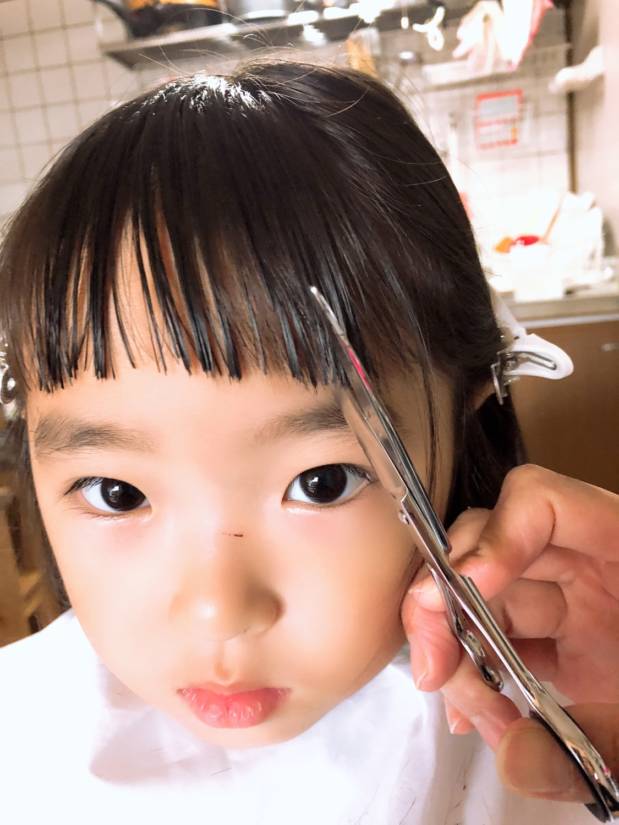 オンザ眉毛がかわいすぎる♡おうちで簡単前髪ぱっつんカット♪mamatas ママタス