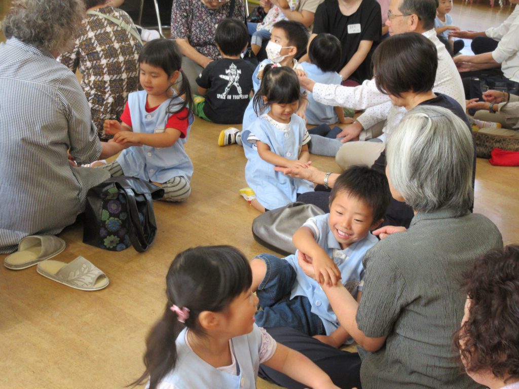 3歳児の祖父母参観保育風景・行事の模様高浜キッズこども園
