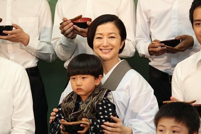 鈴木京香の美しさ「別格です」「綺麗すぎるじゃろ」ドラマでの家族ショット公開「美形一家」 - スポーツ報知