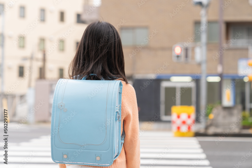 ランドセルを背負って傘をさして歩いている女の子の後ろ姿のイラスト無料イラスト素材TemplateBox