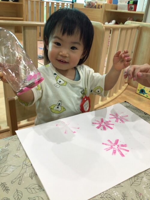 コスモス製作ー簡単切り紙で遊ぼう！3歳児頃から取り組める保育製作