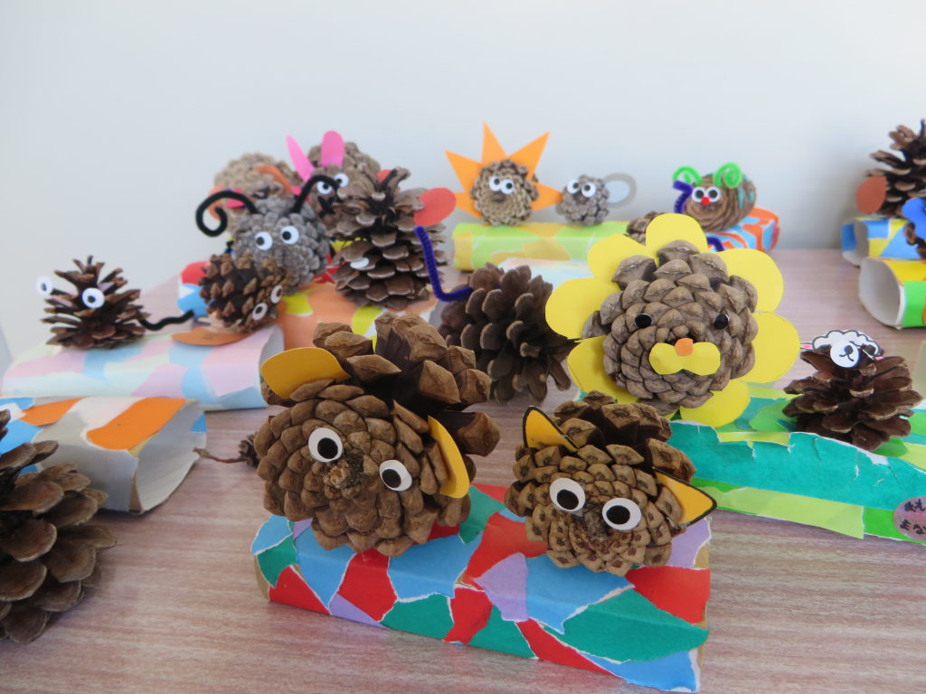 シュガーパインの松かさを持つ子供 ヨセミテ 世界遺産写真アールクリエーション