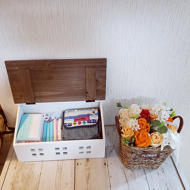 ランドセルの側にハンカチ、ティッシュ置き場子どもが毎日、学校や保育園に持っていくハンカチ タオル やティッシュ。次の日の時間割りと一緒に用意できるように、ランドセル置き場の近くに置いています。 ランドセルはファミリークローゼットに入って右側