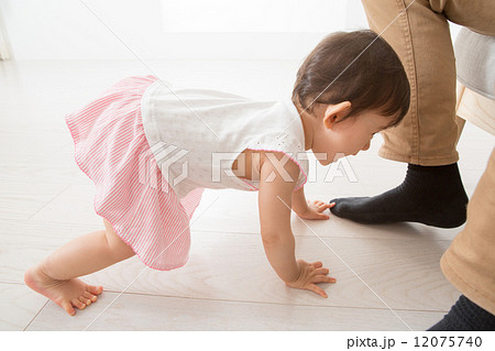 赤ちゃんが立つ前兆とは！よく見られる行動や安全対策、練習アイテム - teniteo テニテオ