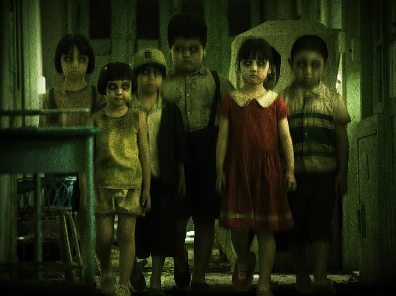 怖いインクの顔。ホラー映画のイラスト。2人の子供が壁に絵を描いている。白黒のインクイラスト。」のイラスト素材 1986468599Shutterstock