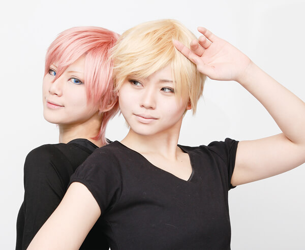 フリー素材トレースフリー 座って寄り添う女の子二人のかわいいポーズ - こばやしのイラスト - pixiv