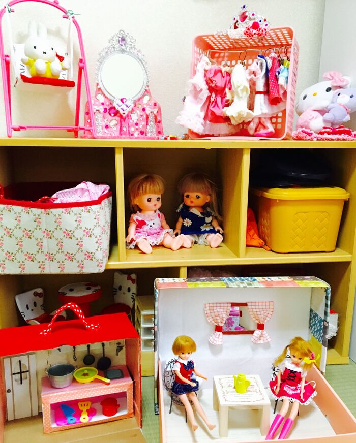 リカちゃん ミキちゃんマキちゃんに手作りドールハウスを作るよ♪ダンボールとグルーガンで二段ベッドに棚、机をDIY♪おもちゃ おもちゅーぶ