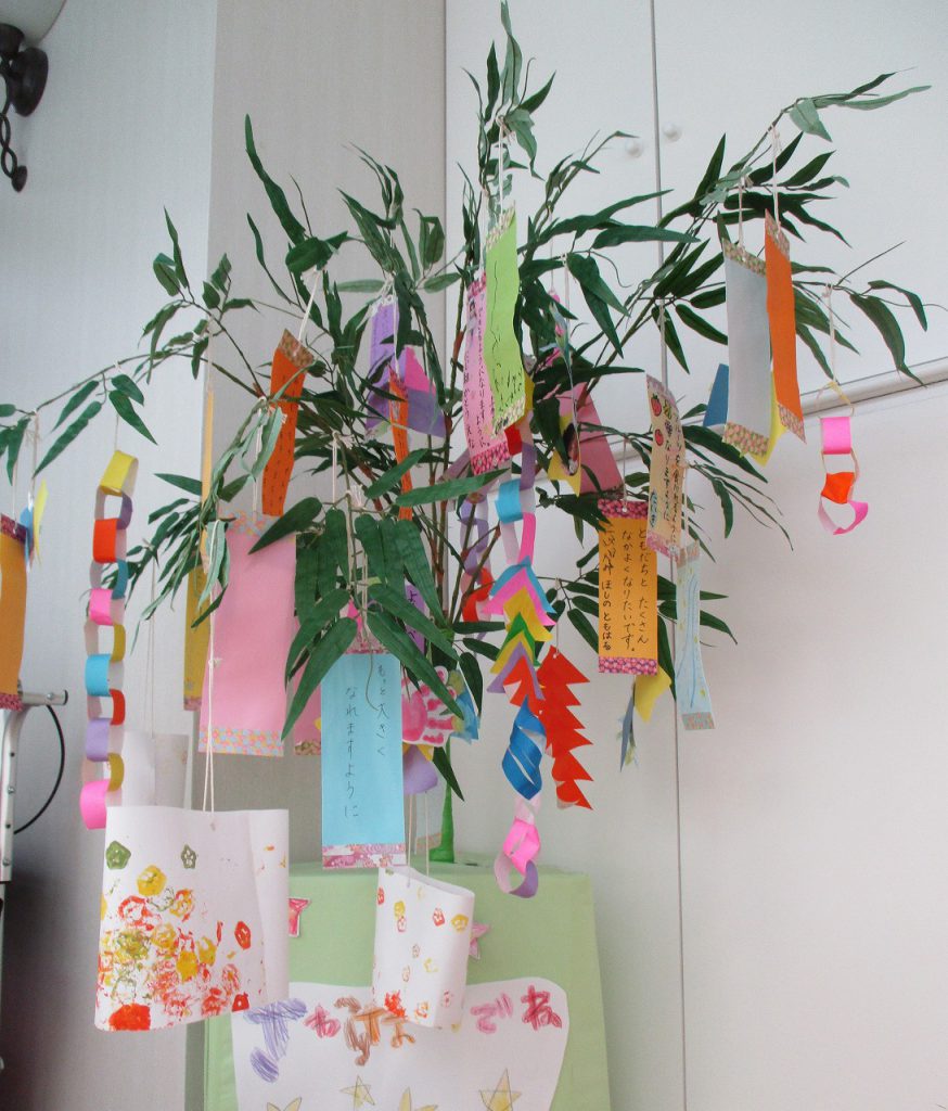 七夕飾り キラキラ星のシャワー飾りの作り方ほいくびより